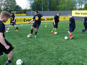 Unsere Fußballmannschaft beim BVB – Probetraining und Stadionbesichtigung